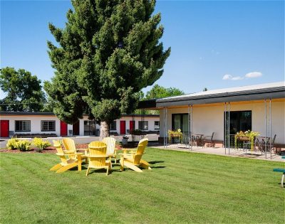 Sapphire Motel patio and public space area