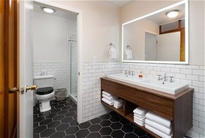 2 Queen Beds bathroom