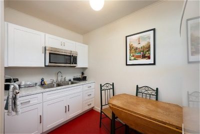 Kitchenette - 2 Queens kitchen with dining table