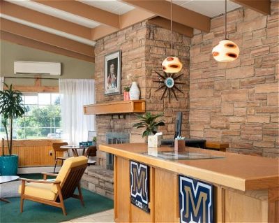 Sapphire Motel lobby