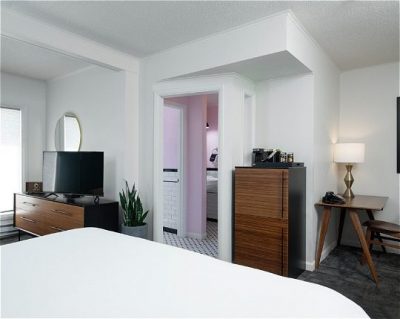 Sapphire Motel room with bathroom